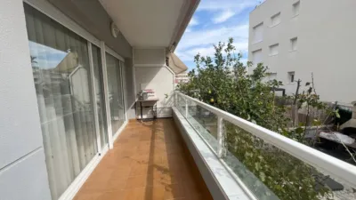Ground floor apartment with private garden in the Marítim zone of Cubelles. This bright apartment for sale in Cubelles has a built-up area of 72 m² and 53 m² usable area. It is arranged with an independent fitted kitchen, spacious living-dining room, terrace, private garden with brick barbecue, 2 bedrooms (1 single, 1 double), 1 full bathroom with shower tray and screen, and utility room. It features split air conditioning in the living room and hallway. Does not include parking space or storage room. Equipped with built-in wardrobes in the main bedroom and entrance hall, aluminium windows, sapeli doors. Sold furnished and with appliances. Condition is good. Year of construction 1997. Floors are Gres and exterior carpentry is aluminium. The Marítim zone of Cubelles is known for its Llarga beach, which stands out for its water quality, access, commercial and hospitality establishments, as well as having received the European Blue Flag. In its surroundings, there is a varied offer of single-family homes and blocks of holiday apartments. It has a south orientation. Has a habitability certificate. Owner is not a large holder. Energy efficiency certificate with registration number: G76NRKWM9. Energy rating: G/F. Consumption: 261 kWh/m² year. Emissions: 50 kg CO₂/m² year. Taxes and expenses borne by the buyer: Notary, registry and agency fees. ITP: current rate. AICAT: 00392 | Col·legiat API 2303/BCN. photo 4