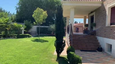 Chalet unifamiliar en venta en Calle del Abedul, Simancas de 910.000 €