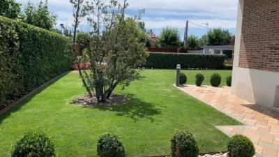 Chalet unifamiliar en venta en Calle del Abedul, Simancas de 910.000 €