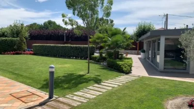 Chalet unifamiliar en venta en Calle del Abedul, Simancas de 910.000 €