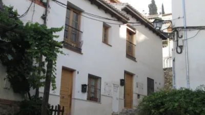 Piso en alquiler en Cuesta de Pernaleros, San Ildefonso (Hospital Real) (Distrito Beiro. Granada Capital) de 650 €<span>/mes</span>