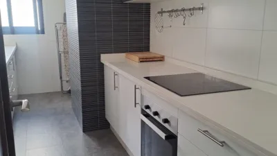 Piso en alquiler en Avenida de España, Arco Norte-Avenida de España (Distrito Zona Centro. Dos Hermanas) de 1.000 €<span>/mes</span>