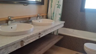 Piso en alquiler en Avenida de España, Arco Norte-Avenida de España (Distrito Zona Centro. Dos Hermanas) de 1.000 €<span>/mes</span>