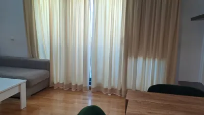 Piso en alquiler en Avenida de España, Arco Norte-Avenida de España (Distrito Zona Centro. Dos Hermanas) de 1.000 €<span>/mes</span>