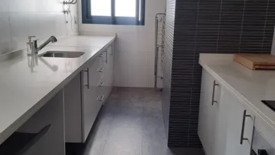 Piso en alquiler en Avenida de España, Arco Norte-Avenida de España (Distrito Zona Centro. Dos Hermanas) de 1.000 €<span>/mes</span>