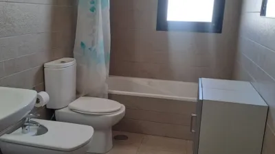 Piso en alquiler en Avenida de España, Arco Norte-Avenida de España (Distrito Zona Centro. Dos Hermanas) de 1.000 €<span>/mes</span>