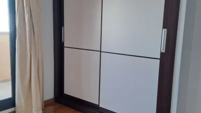 Piso en alquiler en Avenida de España, Arco Norte-Avenida de España (Distrito Zona Centro. Dos Hermanas) de 1.000 €<span>/mes</span>