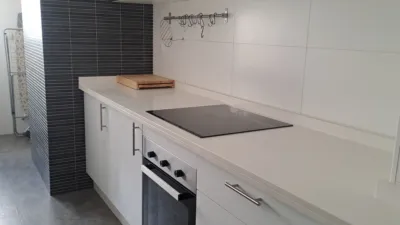 Piso en alquiler en Avenida de España, Arco Norte-Avenida de España (Distrito Zona Centro. Dos Hermanas) de 1.000 €<span>/mes</span>