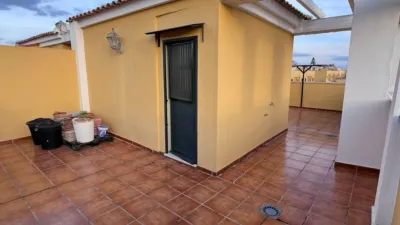 Casa en alquiler en Calle Leopoldo Alas 'Clarín', cerca de Calle Pío Baroja, Arco Norte-Avenida de España (Distrito Zona Centro. Dos Hermanas) de 1.200 €<span>/mes</span>