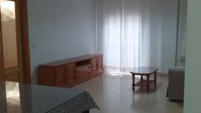 Piso en alquiler en Calle de Santa María Magdalena, cerca de Calle de la Botica, Centro-Doña Mercedes (Distrito Zona Centro. Dos Hermanas) de 900 €<span>/mes</span>