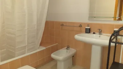Piso en alquiler en Calle de Santa María Magdalena, cerca de Calle de la Botica, Centro-Doña Mercedes (Distrito Zona Centro. Dos Hermanas) de 900 €<span>/mes</span>