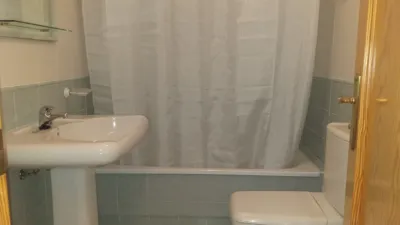 Piso en alquiler en Calle de Santa María Magdalena, cerca de Calle de la Botica, Centro-Doña Mercedes (Distrito Zona Centro. Dos Hermanas) de 900 €<span>/mes</span>