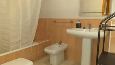 Piso en alquiler en Calle de Santa María Magdalena, cerca de Calle de la Botica, Centro-Doña Mercedes (Distrito Zona Centro. Dos Hermanas) de 900 €<span>/mes</span>