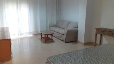 Piso en alquiler en Calle de Santa María Magdalena, cerca de Calle de la Botica, Centro-Doña Mercedes (Distrito Zona Centro. Dos Hermanas) de 900 €<span>/mes</span>