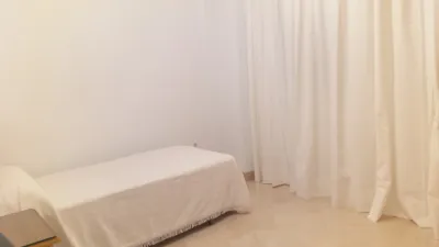 Piso en alquiler en Calle de Santa María Magdalena, cerca de Calle de la Botica, Centro-Doña Mercedes (Distrito Zona Centro. Dos Hermanas) de 900 €<span>/mes</span>
