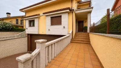 Semi-detached house on Calle Feas photo 3