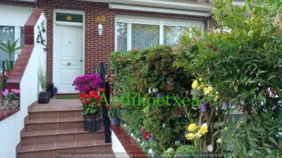Semi-detached house on Sabino Arana Street photo 2