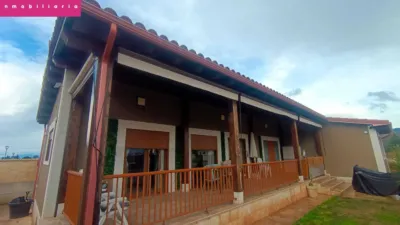 Chalet en venta en Calle Valle del Cidacos - Más