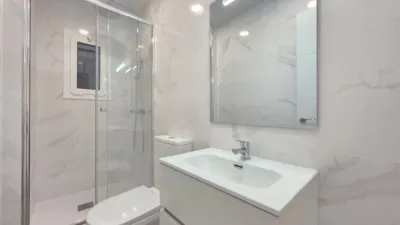Piso en venta en Carrer de Calderón de la Barca, cerca de Carrer dels Agudells, El Carmel (Distrito Horta-Guinardó. Barcelona Capital) de 329.000 €