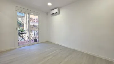 Piso en venta en Carrer de Calderón de la Barca, cerca de Carrer dels Agudells, El Carmel (Distrito Horta-Guinardó. Barcelona Capital) de 329.000 €