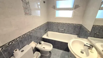 Piso en venta en Avenida Villa de Madrid, cerca de Calle de Burgos, Oeste (Distrito Núcleo Urbano. Vélez-Málaga) de 184.900 €