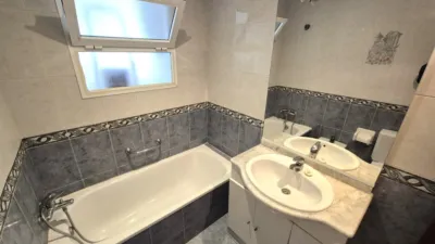 Piso en venta en Avenida Villa de Madrid, cerca de Calle de Burgos, Oeste (Distrito Núcleo Urbano. Vélez-Málaga) de 184.900 €