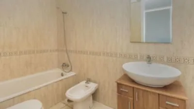 Duplex for sale via auction. C/La Tosca, Adeje, Callao Salvaje. Complejo Arcoíris Playa. 2 bedrooms, one with built-in wardrobe. 71 m² built area, located in a building from 2003 with communal pool. Includes living-dining room, fitted kitchen, 2 bathrooms and a 13 m² garage space. The property requires [renovation]. photo 6