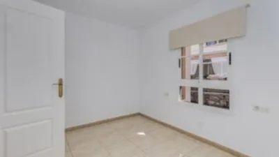 Duplex for sale via auction. C/La Tosca, Adeje, Callao Salvaje. Complejo Arcoíris Playa. 2 bedrooms, one with built-in wardrobe. 71 m² built area, located in a building from 2003 with communal pool. Includes living-dining room, fitted kitchen, 2 bathrooms and a 13 m² garage space. The property requires [renovation]. photo 4