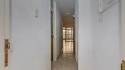 Duplex for sale via auction. C/La Tosca, Adeje, Callao Salvaje. Complejo Arcoíris Playa. 2 bedrooms, one with built-in wardrobe. 71 m² built area, located in a building from 2003 with communal pool. Includes living-dining room, fitted kitchen, 2 bathrooms and a 13 m² garage space. The property requires [renovation]. photo 3