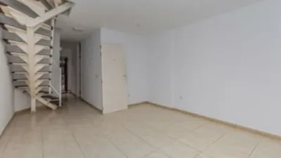 Duplex for sale via auction. C/La Tosca, Adeje, Callao Salvaje. Complejo Arcoíris Playa. 2 bedrooms, one with built-in wardrobe. 71 m² built area, located in a building from 2003 with communal pool. Includes living-dining room, fitted kitchen, 2 bathrooms and a 13 m² garage space. The property requires [renovation]. photo 9