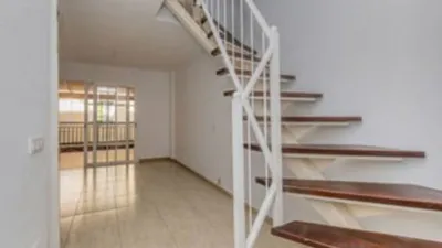 Duplex for sale via auction. C/La Tosca, Adeje, Callao Salvaje. Complejo Arcoíris Playa. 2 bedrooms, one with built-in wardrobe. 71 m² built area, located in a building from 2003 with communal pool. Includes living-dining room, fitted kitchen, 2 bathrooms and a 13 m² garage space. The property requires [renovation]. photo 8