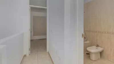Duplex for sale via auction. C/La Tosca, Adeje, Callao Salvaje. Complejo Arcoíris Playa. 2 bedrooms, one with built-in wardrobe. 71 m² built area, located in a building from 2003 with communal pool. Includes living-dining room, fitted kitchen, 2 bathrooms and a 13 m² garage space. The property requires [renovation]. photo 2