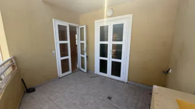Apartment for sale by auction in the Orlando complex, located on Antonio Navarro Street, Adeje. The property comprises 74 m² spread across two bedrooms, one bathroom and a terrace, situated on the seventh floor of the building with lift access. The complex features a communal swimming pool and enjoys a highly convenient location close to Torviscas Beach, as well as the motorway and all essential amenities. The property requires full renovation, offering an excellent opportunity to customise and adapt it to the new owner’s taste. Starting price: €239,500 photo 6