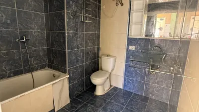 Apartment for sale by auction in the Orlando complex, located on Antonio Navarro Street, Adeje. The property comprises 74 m² spread across two bedrooms, one bathroom and a terrace, situated on the seventh floor of the building with lift access. The complex features a communal swimming pool and enjoys a highly convenient location close to Torviscas Beach, as well as the motorway and all essential amenities. The property requires full renovation, offering an excellent opportunity to customise and adapt it to the new owner’s taste. Starting price: €239,500 photo 10