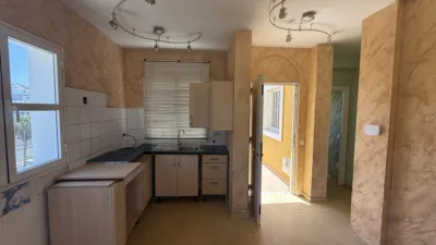 Apartment for sale by auction in the Orlando complex, located on Antonio Navarro Street, Adeje. The property comprises 74 m² spread across two bedrooms, one bathroom and a terrace, situated on the seventh floor of the building with lift access. The complex features a communal swimming pool and enjoys a highly convenient location close to Torviscas Beach, as well as the motorway and all essential amenities. The property requires full renovation, offering an excellent opportunity to customise and adapt it to the new owner’s taste. Starting price: €239,500 photo 3