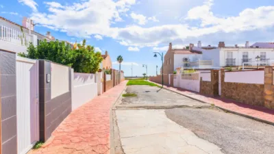 Chalet adosado en venta en Paseo de las Acacias, número s/n, Guadalmar (Distrito Churriana. Málaga Capital) de 550.000 €