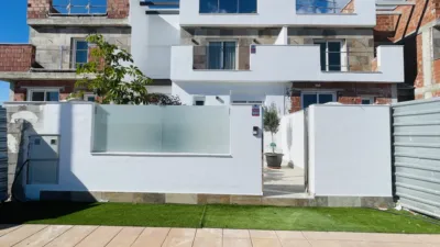 Semi-detached chalet on Calle Fotógrafo Tiana photo 2