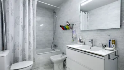 Chalet adosado en alquiler en Calle de Carlos Fuentes, Ensanche (Distrito Ensanche-Espartales. Alcalá de Henares) de 1.650 €<span>/mes</span>
