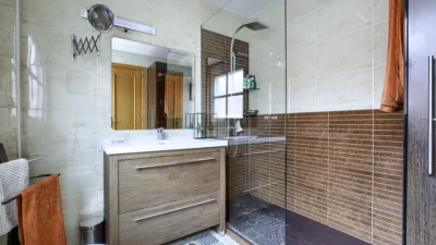 Chalet adosado en alquiler en Calle de Carlos Fuentes, Ensanche (Distrito Ensanche-Espartales. Alcalá de Henares) de 1.650 €<span>/mes</span>