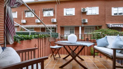Chalet adosado en alquiler en Calle de Carlos Fuentes, Ensanche (Distrito Ensanche-Espartales. Alcalá de Henares) de 1.650 €<span>/mes</span>