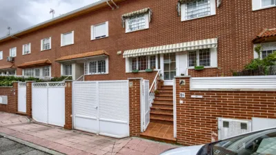 Chalet adosado en alquiler en Calle de Carlos Fuentes, Ensanche (Distrito Ensanche-Espartales. Alcalá de Henares) de 1.650 €<span>/mes</span>