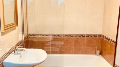 Piso en alquiler en Calle de Alejandro Casona, El Carbayedo-El Quirinal (Avilés) de 1.100 €<span>/mes</span>
