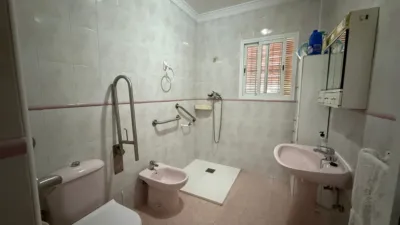 Casa en venta en Calle Real Utrera, cerca de Calle de Málaga, Centro-Doña Mercedes (Distrito Zona Centro. Dos Hermanas) de 152.250 €