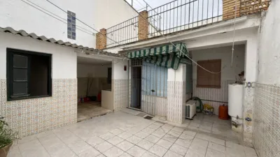 Casa en venta en Calle Real Utrera, cerca de Calle de Málaga, Centro-Doña Mercedes (Distrito Zona Centro. Dos Hermanas) de 152.250 €