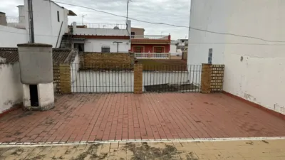 Casa en venta en Calle Real Utrera, cerca de Calle de Málaga, Centro-Doña Mercedes (Distrito Zona Centro. Dos Hermanas) de 152.250 €