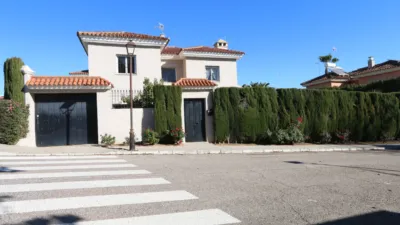 Chalet unifamiliar en alquiler en Calle de Uruguay, 10, Gelves de 2.600 €<span>/mes</span>