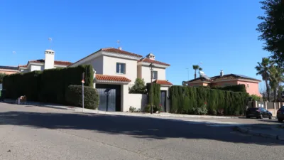 Chalet unifamiliar en alquiler en Calle de Uruguay, 10, Gelves de 2.600 €<span>/mes</span>