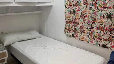 Charming ground-floor apartment located on Alameda de Cádiz. The living room features two windows overlooking the promenade, while the kitchen and both bedrooms have windows facing an internal courtyard. Interior joinery is white lacquered wood, exterior joinery is aluminium. Very close to Plaza de Mina and Plaza de San Antonio. Air conditioning and heating pre-installation. Close to shops, restaurants and bus stops. Best viewed in person. Taxes, notary fees and agent’s commission are not included in the price. photo 5