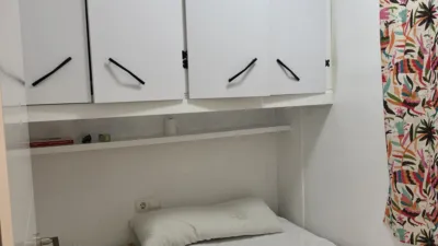 Charming ground-floor apartment located on Alameda de Cádiz. The living room features two windows overlooking the promenade, while the kitchen and both bedrooms have windows facing an internal courtyard. Interior joinery is white lacquered wood, exterior joinery is aluminium. Very close to Plaza de Mina and Plaza de San Antonio. Air conditioning and heating pre-installation. Close to shops, restaurants and bus stops. Best viewed in person. Taxes, notary fees and agent’s commission are not included in the price. photo 6