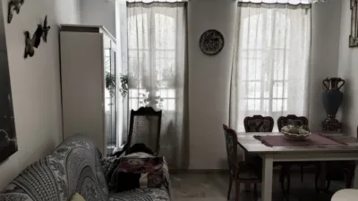 Charming ground-floor apartment located on Alameda de Cádiz. The living room features two windows overlooking the promenade, while the kitchen and both bedrooms have windows facing an internal courtyard. Interior joinery is white lacquered wood, exterior joinery is aluminium. Very close to Plaza de Mina and Plaza de San Antonio. Air conditioning and heating pre-installation. Close to shops, restaurants and bus stops. Best viewed in person. Taxes, notary fees and agent’s commission are not included in the price. photo 14